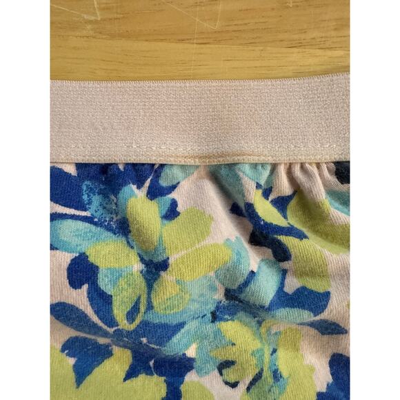 Floral Beachy tank top w/ small built in bra.
Size L Pit to pit 17 - Picture 4 of 5